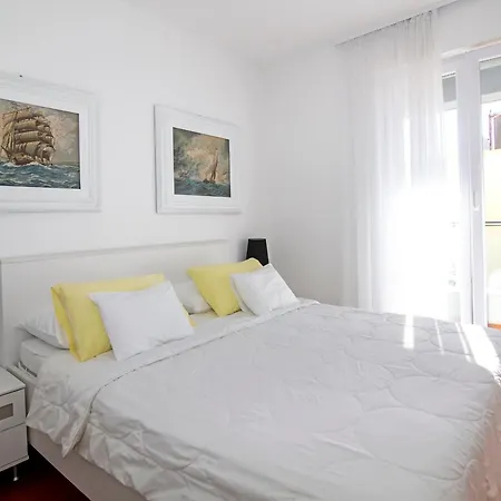 73 Stairs Apartman *